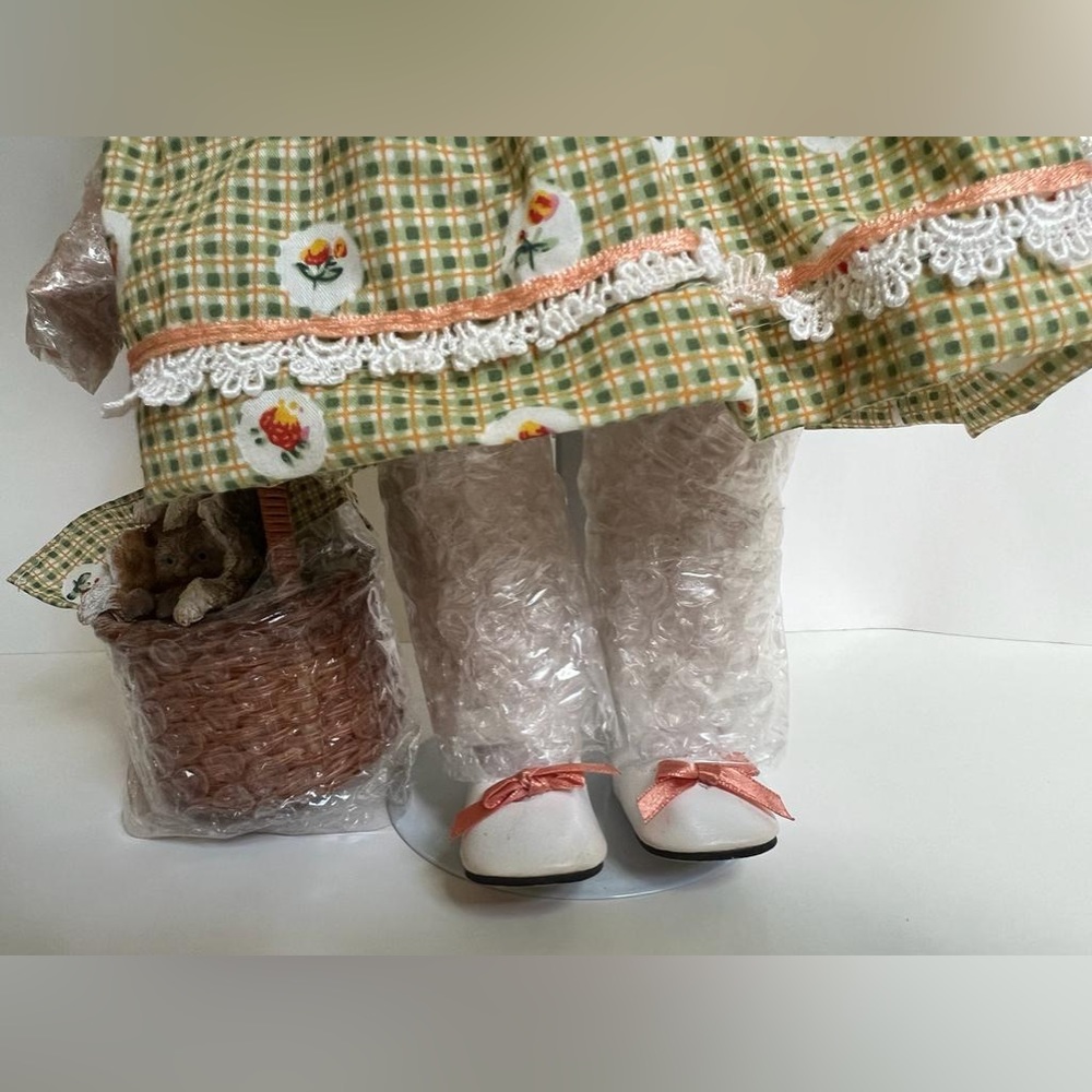 NWOT Porcelain Collectible Doll with kittens for‎ Decorative Purposes Only - Picture 6 of 7